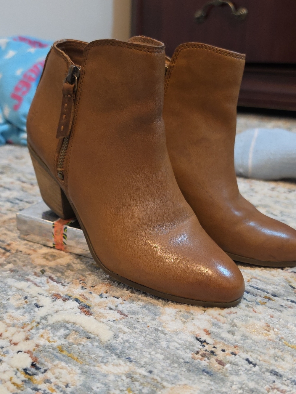 FRYE AND CO. Tan Leather Side-Zip Ankle Booties